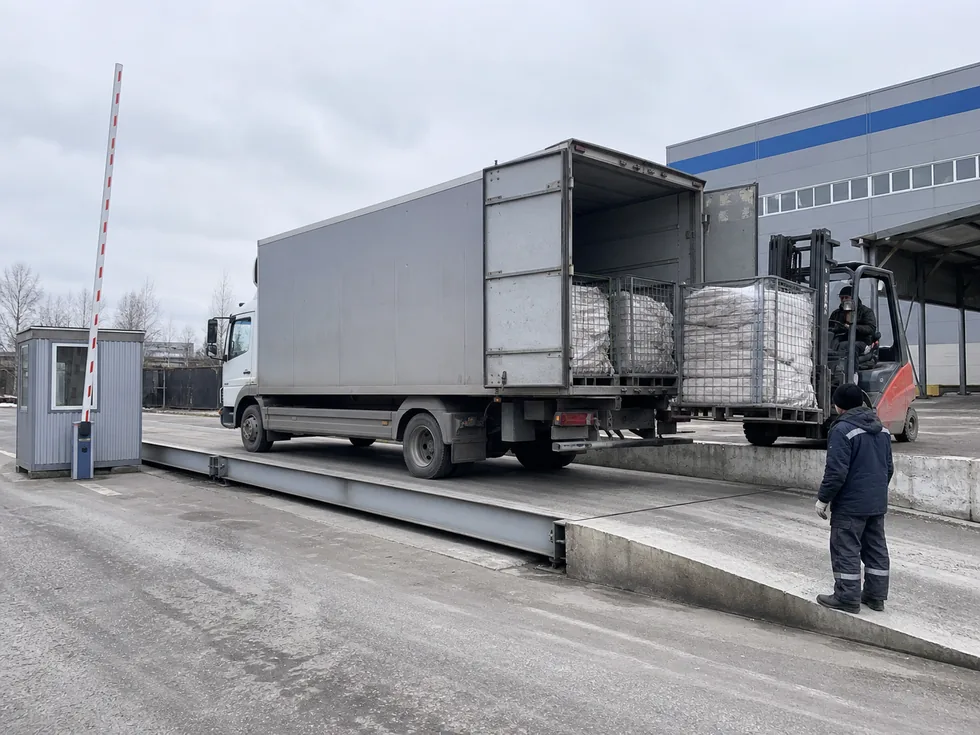 Погрузка производственных отходов для передачи перевозчику с весовым контролем
